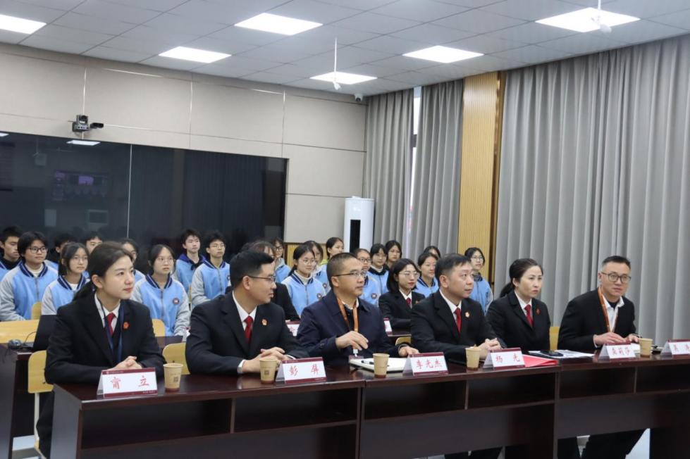 学习宣传党的二十大精神，推动全面贯彻实施宪法