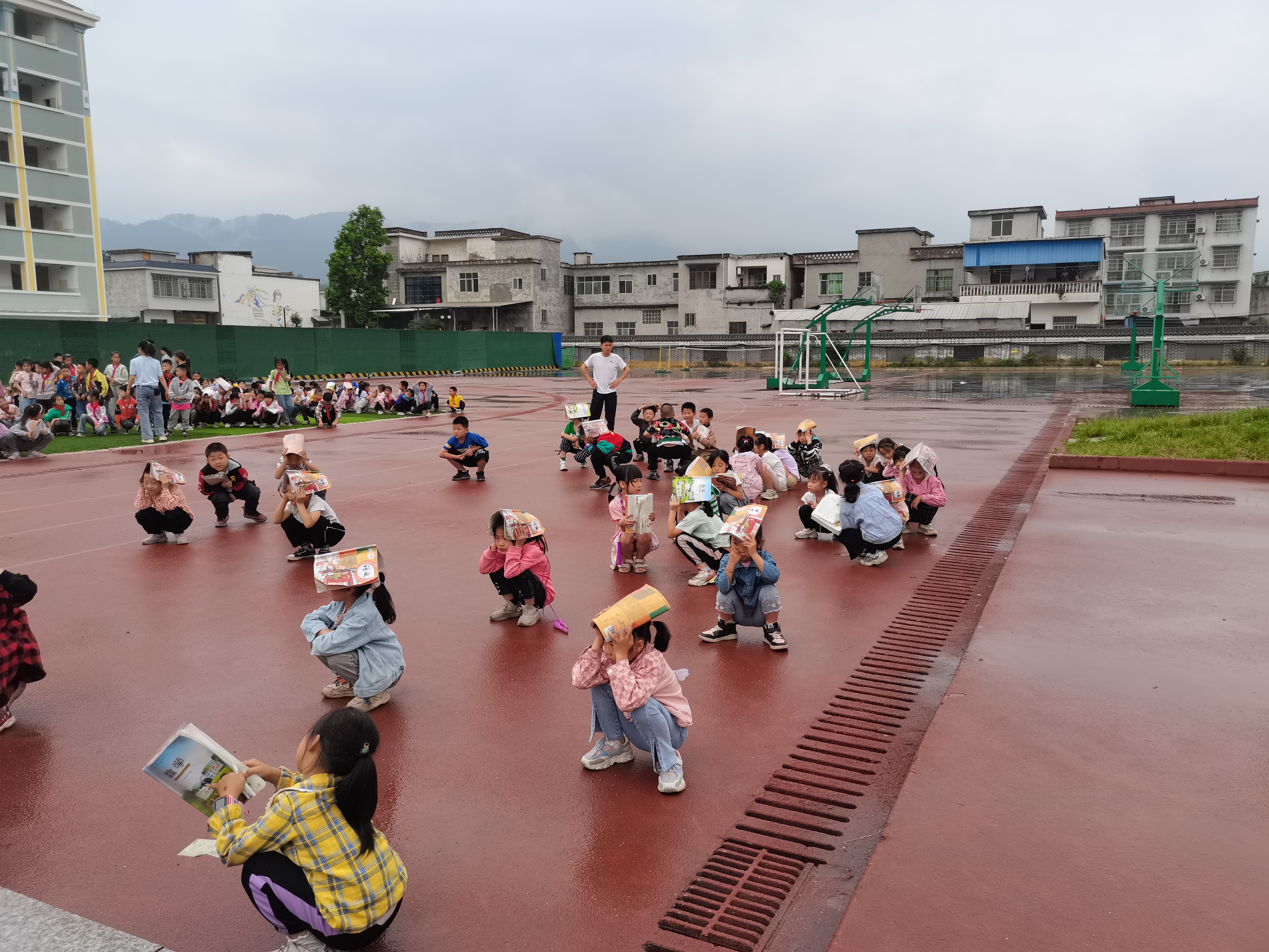 演练于行  防震于心    ——金鹅民族小学组织师生进行防震安全疏散演练活动