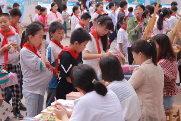 彩虹架桥赴盛约 多方联动振村小——记中国教育电视台《教育追梦人》拍摄专场暨翠屏云课堂Rainbow English(睿宝英语）师生线下主题活动之走进孔滩中心校玉家校区