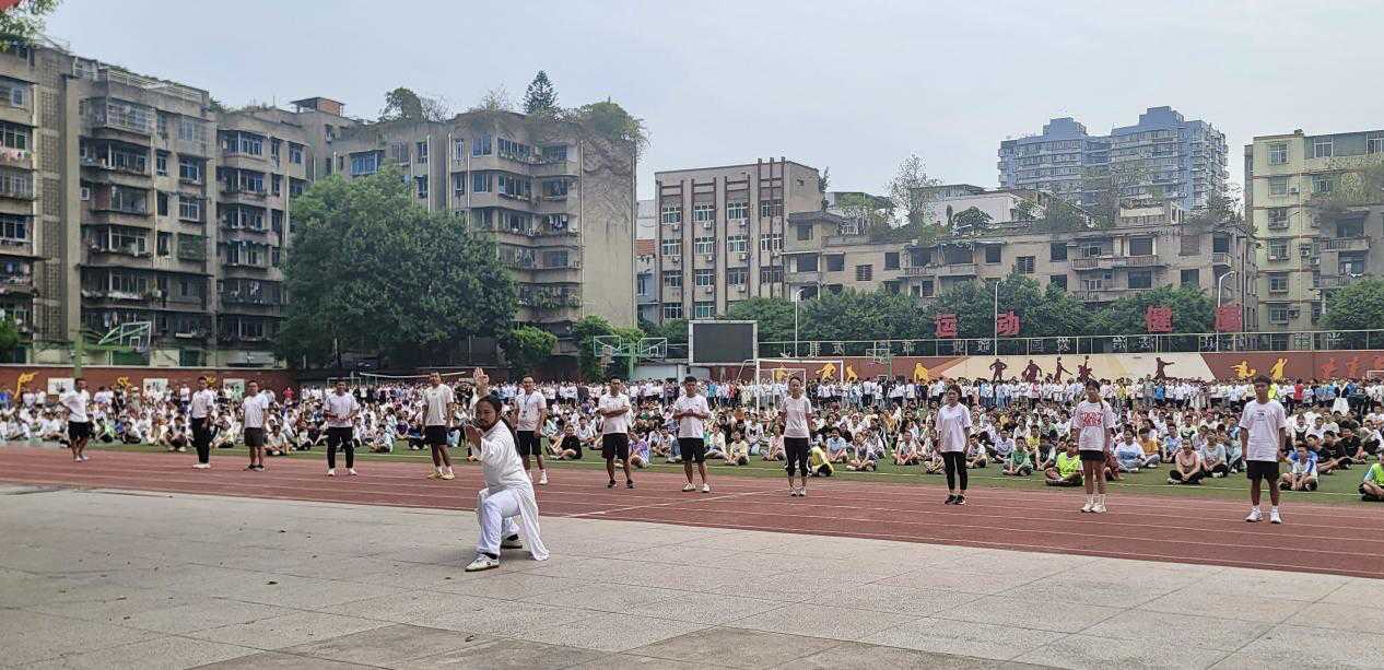 让中国传统武术走进校园 ——市武术协会在育才中学开展武术展示活动