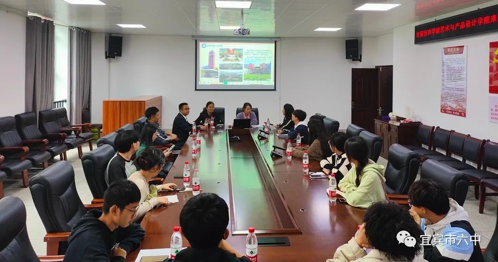 宜宾学院美术师生到宜宾市六中参观交流