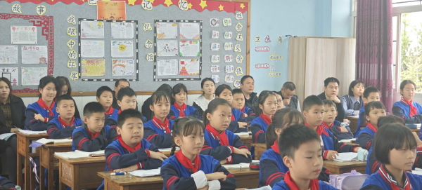 教学视导明方向 提质增效谱新篇——翠屏区教师培训与教育研究中心视导李庄镇中心小学校