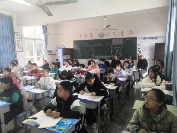 视”查教学，“导”明方向——记翠屏区师培中心中学室视导明威中学