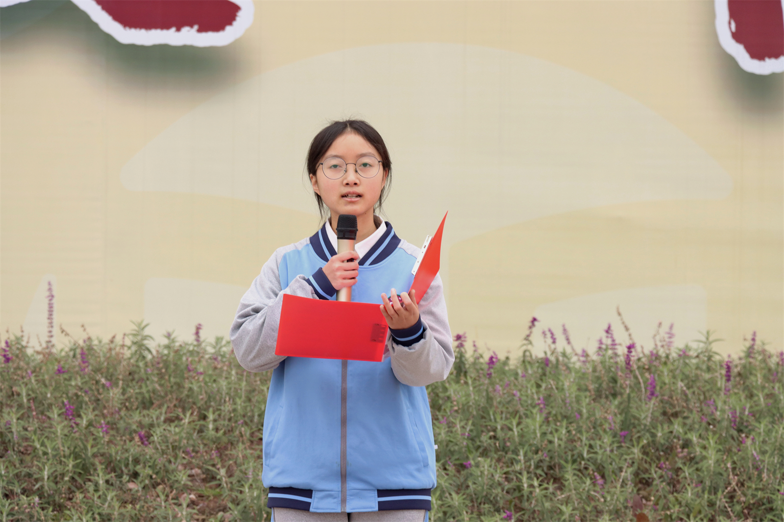 学生代表胡红洁发言