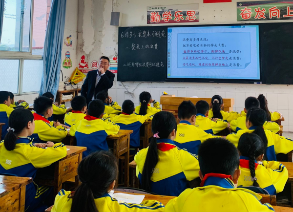 目标导方向，视导增实效——记翠屏区师培中心视导黄桷庄小学校