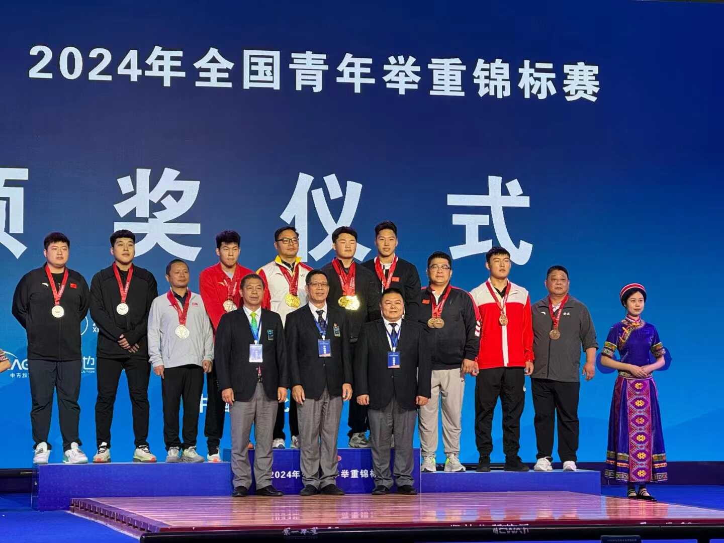 宜宾籍运动员潘云华获全国青年举重锦标赛金牌