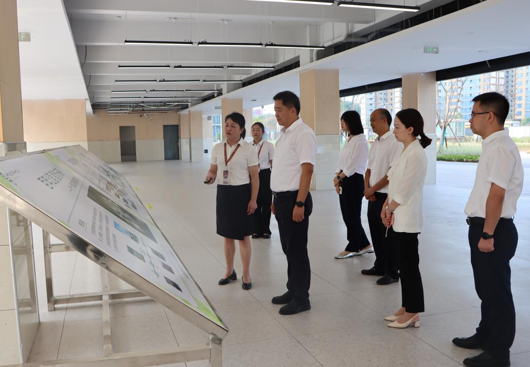 宜宾市委常委教师节前到宜宾市四中调研