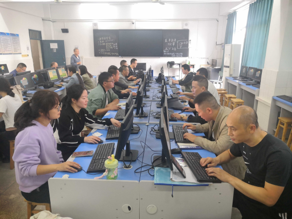 编程之光点亮“师” 路   照亮教学新征程——信息科技兼职教师培训班专项培训