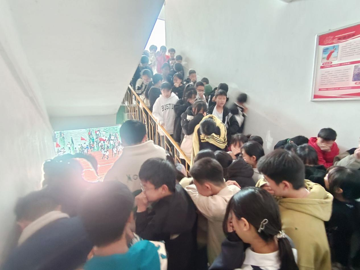 消防实践 安全疏散  ——珙县孝儿镇中学校组织全校师生进行消防安全疏散演练