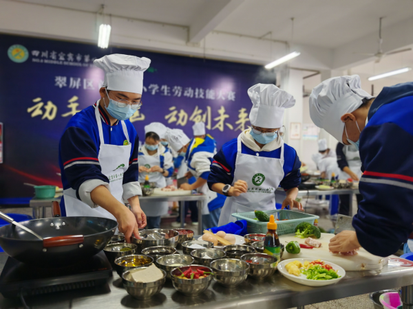 翠屏学子展厨艺 劳动赛场绽芳华——翠屏区成功举办首届中小学生劳动技能大赛高中组比赛