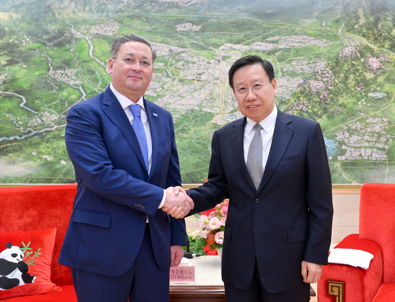 王晓晖会见哈萨克斯坦副总理兼外长努尔特列乌