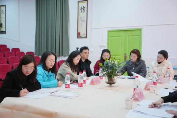 教以精诚，研以致远——宜宾市农业街小学区级课题“红色文化资源融入小学美育的实践研究”课题开题论证会