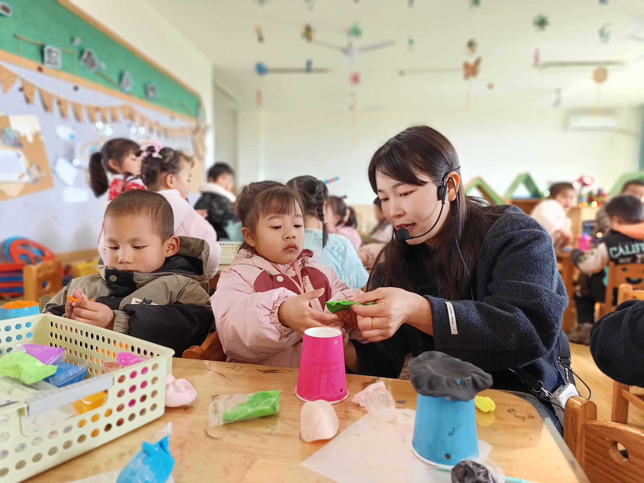 家园共育之家长进课堂                        ——纸杯小丑活动