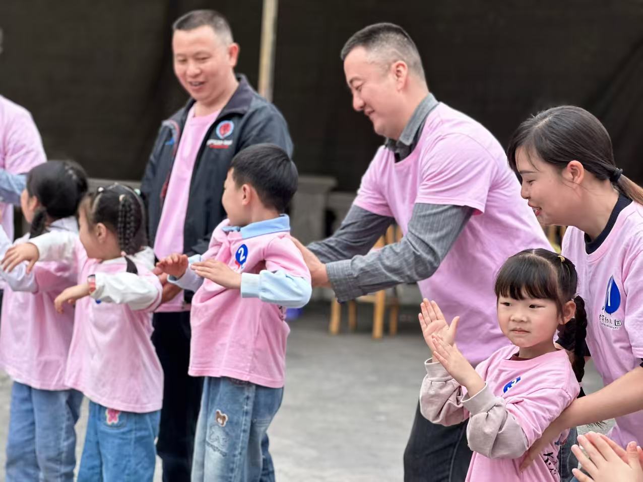 踏春僰王山 亲子挖笋乐   —兴文县古宋镇太平幼儿园开展亲子节系列活动大班组亲子活动