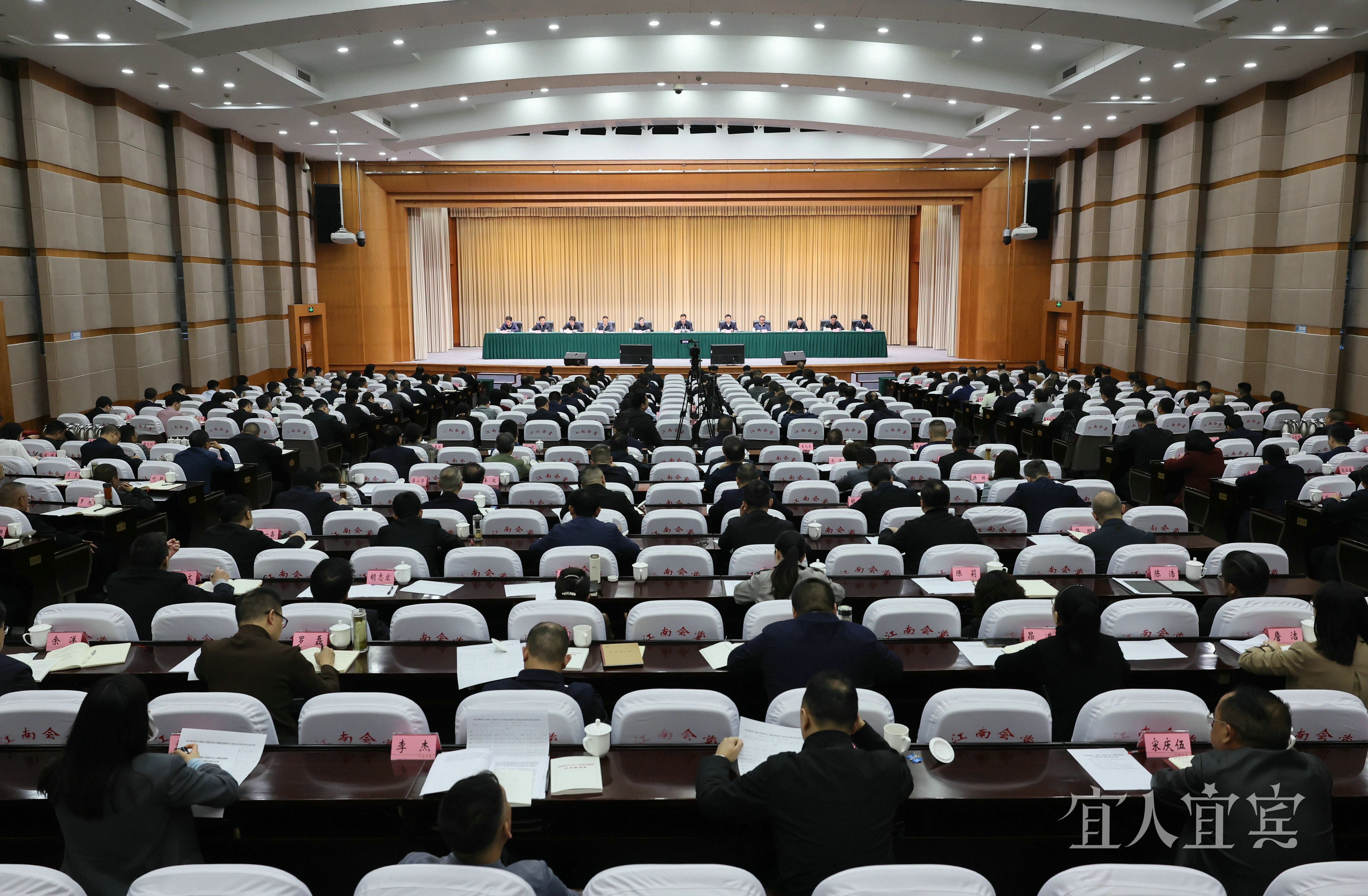 市厅级领导干部深入贯彻中央八项规定精神学习教育读书班举行