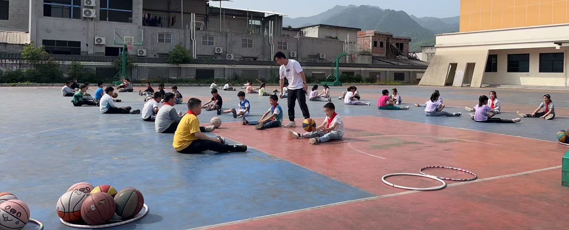 双手传接球    行进间运球 ——金鹅民族小学开展2025年春期体育学科教研活动